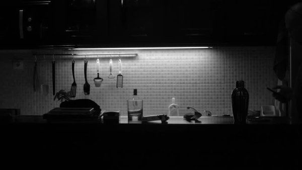 Тёмная кухня ночью