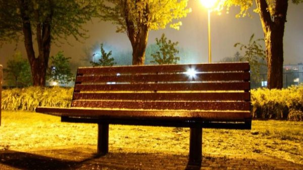 Парк со скамейкой ночью