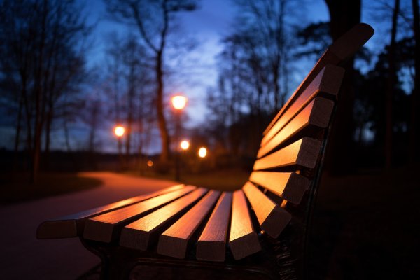 Скамейка с фонарем