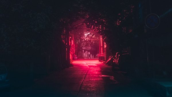 Темная комната с красным светом