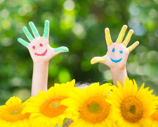 Детские руки и цветы