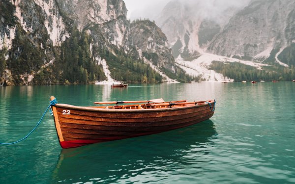 Фон лодка на воде