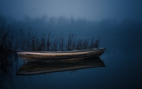 Лодка деревянная плывет