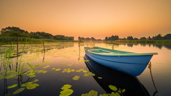 Утреннее озеро с лодкой