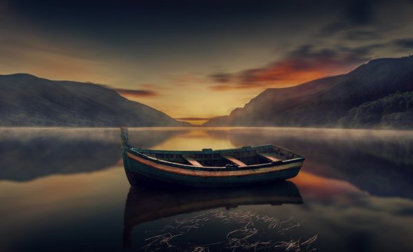 Лодка на фоне пейзажа