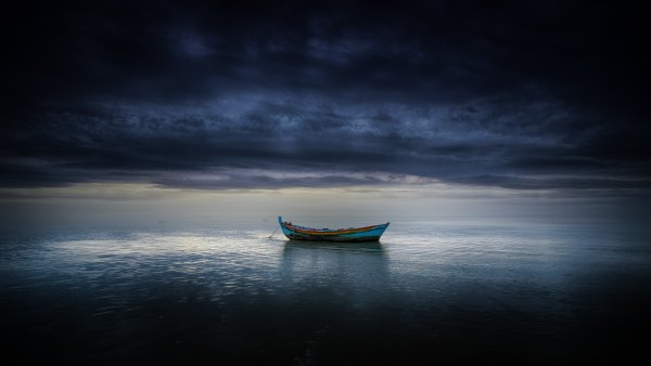 Лодка посреди океана