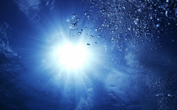 Лучи солнца под водой