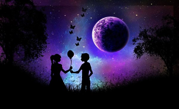 Мальчик и девочка на фоне Луны