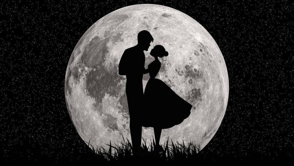 Силуэт пары на фоне Луны