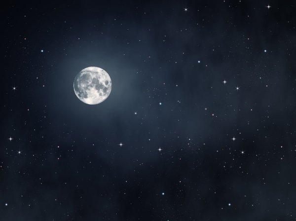 Темное небо со звездами и луной