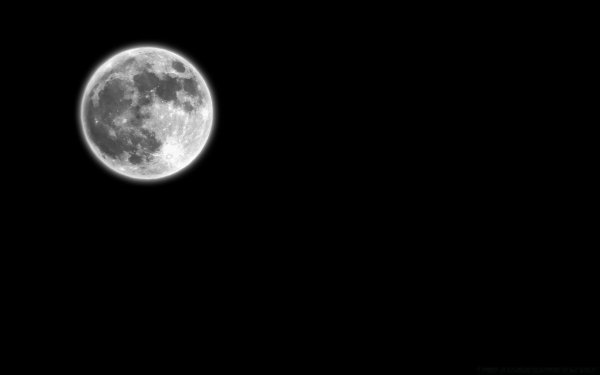 Полная Луна на черном фоне