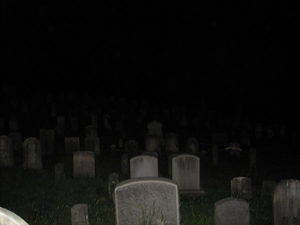 Кладбище в темноте