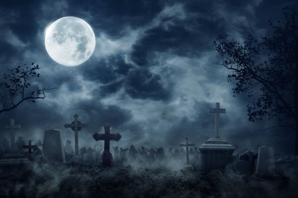 Кладбище ночью Луна