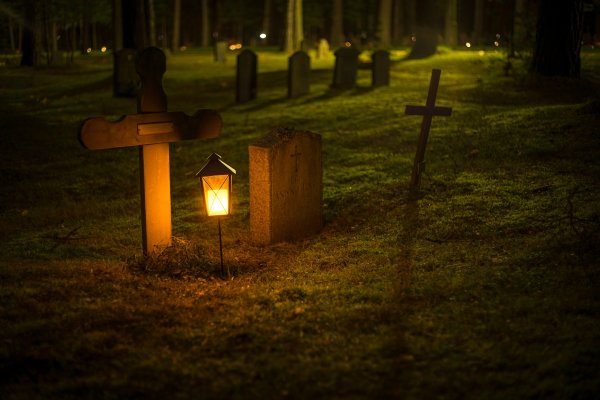 Красивое кладбище ночью