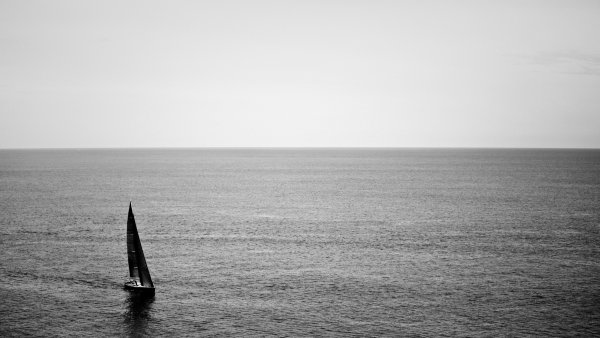 Яхта в море черно-белое
