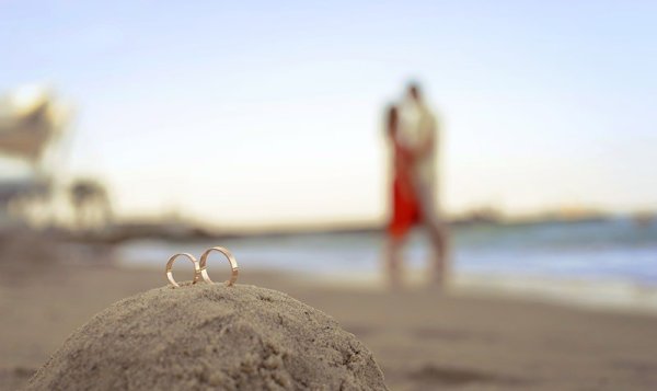 Свадебные кольца на пляже