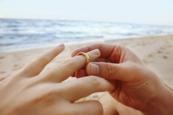 Обручальные кольца на песке