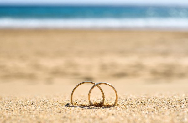Обручальные кольца на пляже