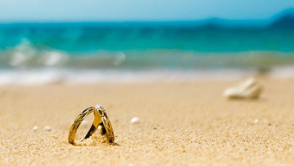 Кольцо в песке