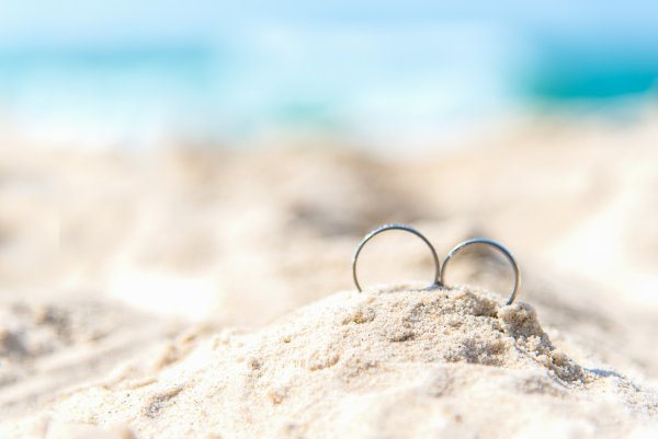 Свадебные кольца на фоне моря