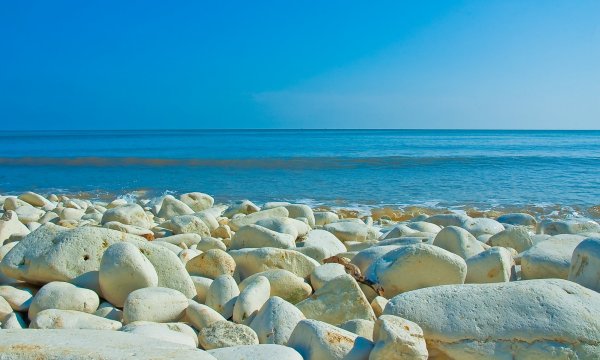 Каменный пляж