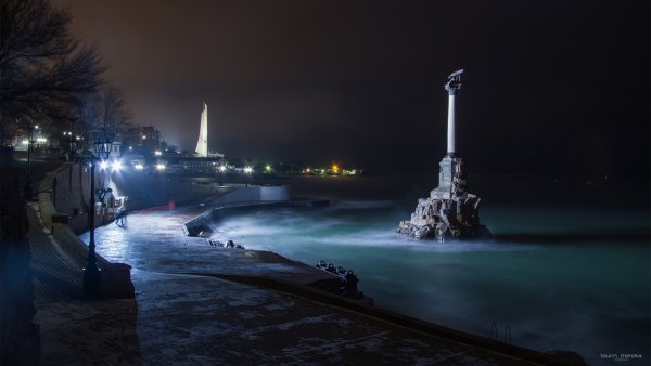 Памятник затопленным кораблям в Севастополе зимой