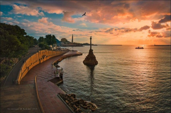 Памятник затопленным кораблям в Севастополе