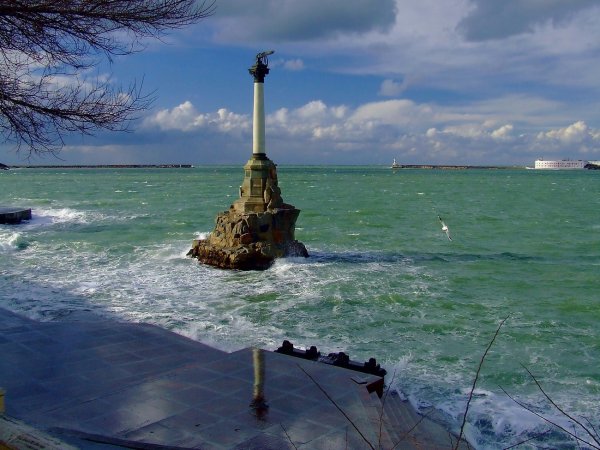Севастополь памятник затопленным кораблям с моря