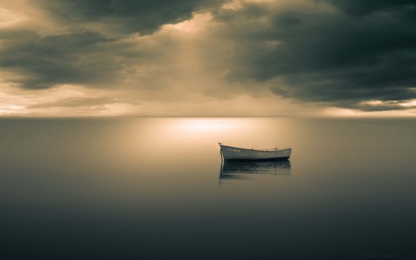 Одинокая лодка в океане