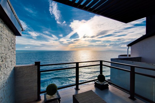 Красивый океан вид с балкона