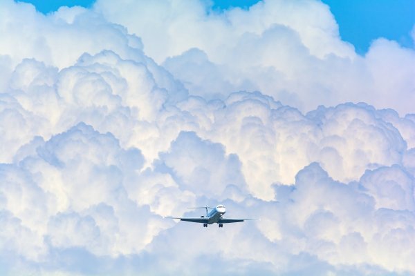 Самолет в облаках арт