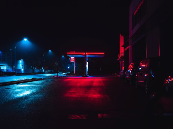 Неоновая улица ночью