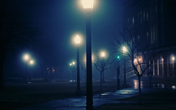 Уличный фонарь ночью