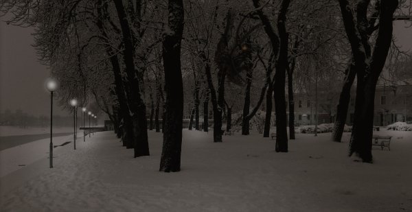 Темная улица зимой