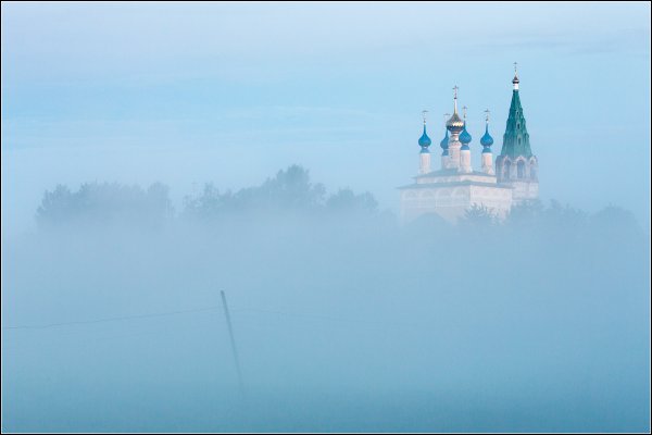 Церковь на фоне голубого неба