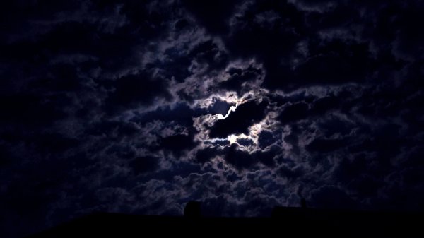 Ночное небо с тучами