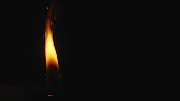 Огонь свечи на черном фоне