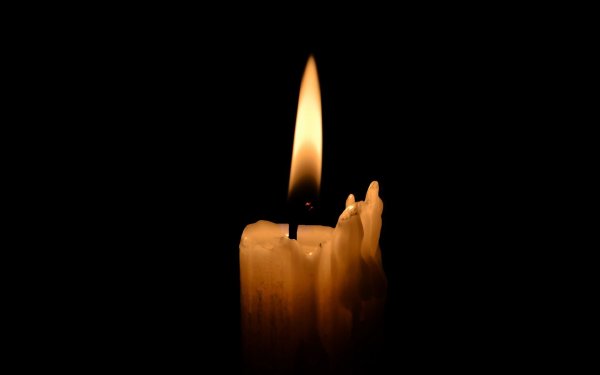 Траурная свеча на черном фоне