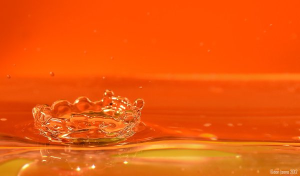 Оранжевые брызги воды