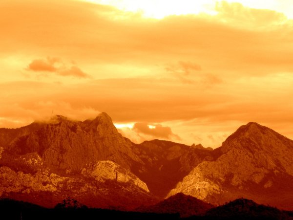 Оранжевый закат в горах