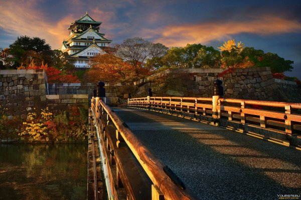 Замок Осаки Япония осень