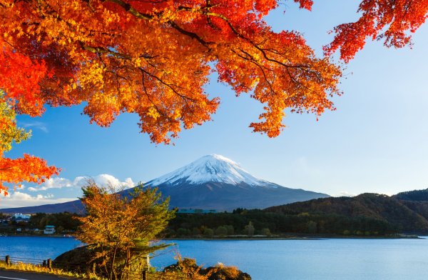 Гора Фудзияма в Японии осень