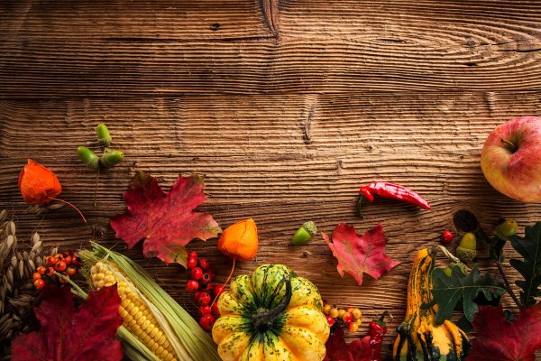 Осенние листья на деревянном столе