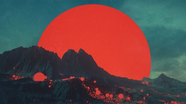 Красная Луна на фоне гор