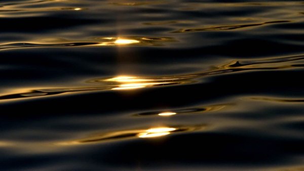 Отражение солнца в воде