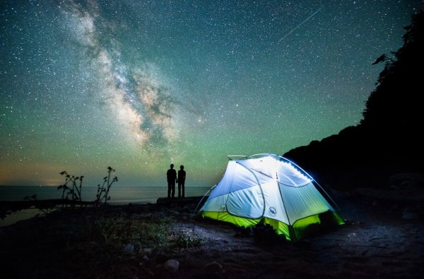 Палатка на природе ночью
