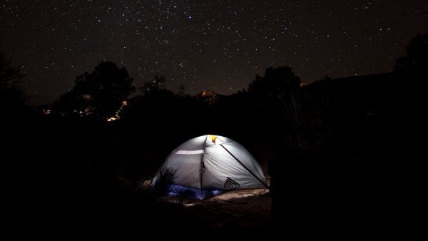 Палатка на фоне звездного неба