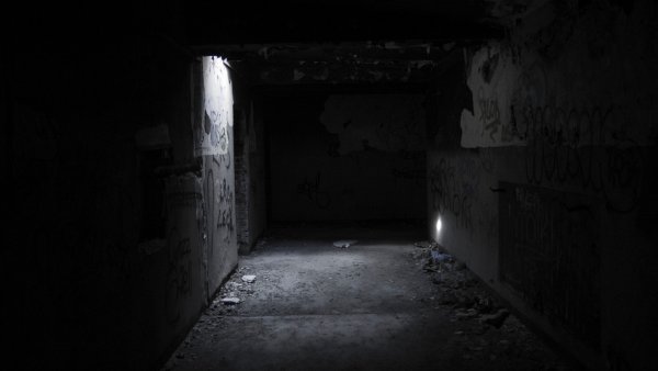 Темный коридор заброшки