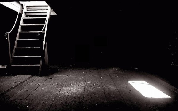 Лестница в темный подвал