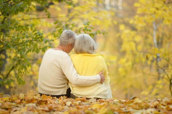 Пожилые влюбленные пары